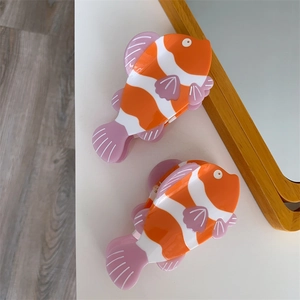 Vista dettagliata di mollette per capelli a forma di pesce pagliaccio in acetato