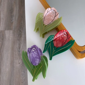 Trois pinces à cheveux tulipes élégantes en rose, rouge et violet avec texture marbre