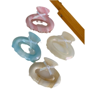 Lot de quatre pinces à cheveux avec fleurs et nœuds en rose, bleu, beige et kaki