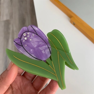 Détail de la pince à cheveux tulipe violette avec acétate marbré et incrustations