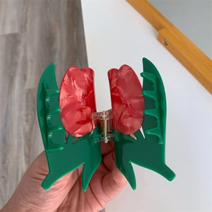 Détail de la pince à cheveux tulipe montrant les pétales en acétate et le ressort doré