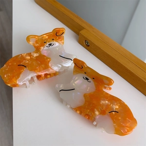 Λεπτομερής όψη από χαριτωμένα κλιπ μαλλιών Corgi από μαρμάρινο πορτοκαλί και λευκό οξικό