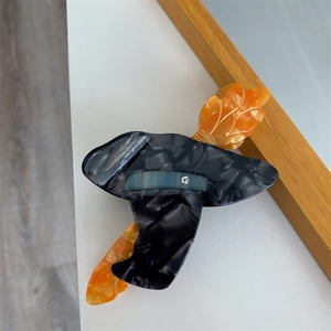 Détail de la pince à cheveux Halloween en acétate avec design chapeau de sorcière