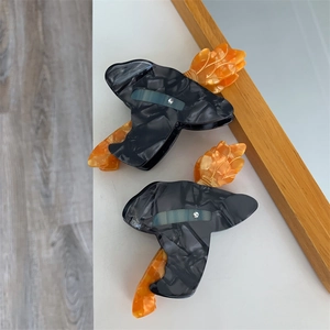 Pince à cheveux Halloween en acétate marbré noir avec accents orange et strass brillants