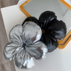 Ensemble de chouchous géants en forme de fleur, coloris argent métallique et noir