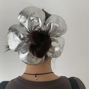 Chouchou fleur 3D argent métallisé avec pétales surdimensionnés et finition brillante