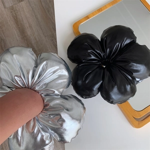 Détails de chouchous fleurs en similicuir oversize en noir brillant et argent métallique