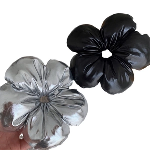 Lot de chouchous fleurs en cuir verni noir et argent métallique pour les femmes