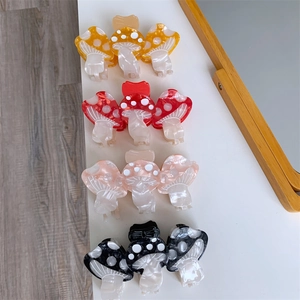Set di quattro mollette creative a fungo con motivi a pois in vari colori vivaci