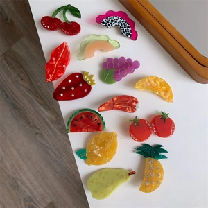 Pinces à cheveux colorées en acétate en forme de fruits comme cerise et fraise à strass