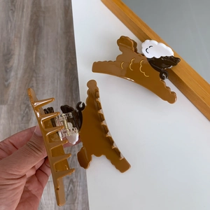 Detailansicht der braunen Acetat-Haarklammer in Hundeform mit weißer Wolken-Verzierung