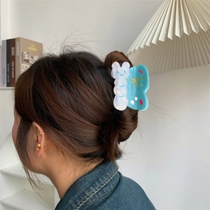 Pinza para el pelo de acetato con diseño de conejo azul y blanco perla para mujer
