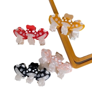 Pinze per capelli a fungo creative in acetato multicolore con pois su sfondo bianco