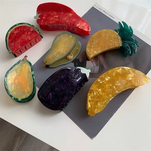 Pinces à cheveux chic en acétate en formes de fruits et légumes sur fond élégant