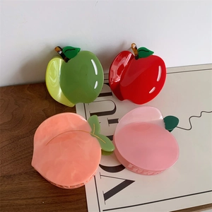 Lot de quatre pinces à cheveux colorées en acétate en forme de pommes et de pêches