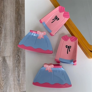 Lot de quatre pinces à cheveux en forme de pull et robe avec nœuds rose et bleu