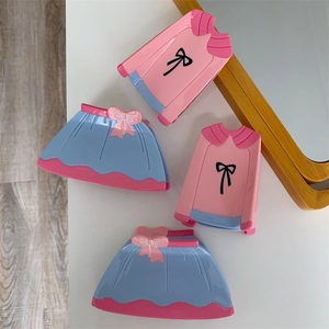 Lot de pinces à cheveux en forme de robe rose et bleue avec finition acétate brillante