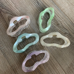 Lot de cinq pinces à cheveux ondulées en acrylique aux couleurs macaron sur bois