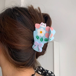 Pince à cheveux fleurie avec tulipes roses et chat blanc sur cheveux ondulés