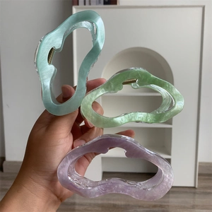 Trois grandes pinces à cheveux ondulées en acrylique en vert menthe, citron et lavande