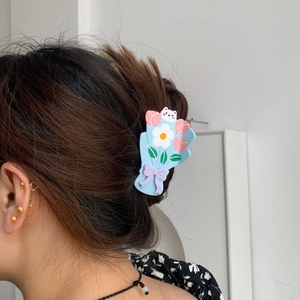 Pince à cheveux fleurie avec tulipes roses, base bleue et accessoire mignon ours blanc