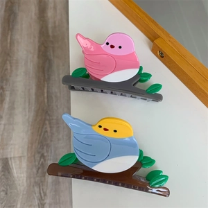 Pinces à cheveux créatives en forme d'oiseau en acétate sur branches à feuilles vertes