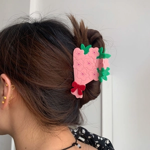 Pince à cheveux florale avec fleurs roses et nœud rouge pour coiffure de femme