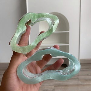 Détails des pinces à cheveux en acrylique vert menthe et bleu ciel avec texture marbrée et ressort