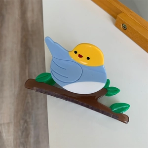 Détail de la pince à cheveux oiseau créative avec épissure en acétate coloré sur branche