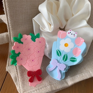 Détail de pinces à cheveux florales avec nœuds sur un support en toile tissée