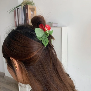 Pince à cheveux mignonne en forme de fraise en acétate avec feuilles vertes pour femme