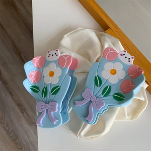 Détail de pinces à cheveux florales mignonnes avec tulipes et nœud bleu en acétate