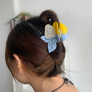 Pince à cheveux fraise en acétate avec design patchwork bleu et jaune pour chignon