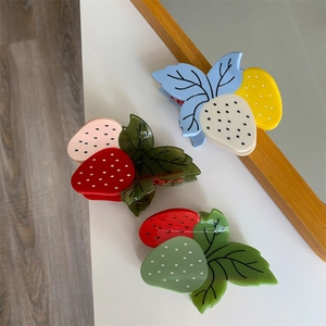 Détails de trois pinces à cheveux en forme de fraise colorée en acétate de résine brillante