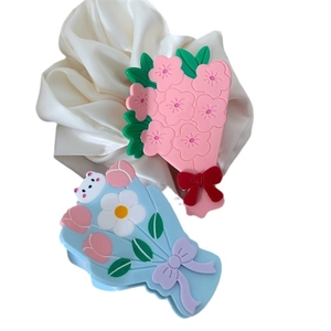 Pinces à cheveux florales avec nœud et motif d'ours sur fond élégant en soie blanche