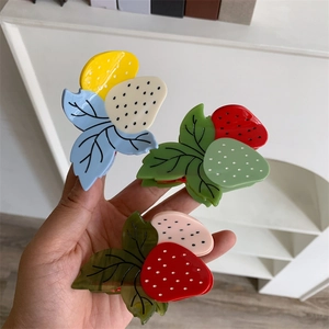 Détails de trois pinces à cheveux en forme de fraise en acétate aux couleurs vives