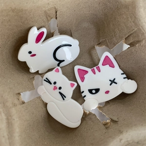 Vue détaillée de barrettes mignonnes en acétate avec lapins et chats blancs