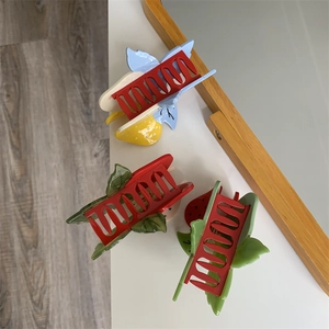 Ensemble détaillé de trois pinces à cheveux en acétate colorées avec fraise et feuilles