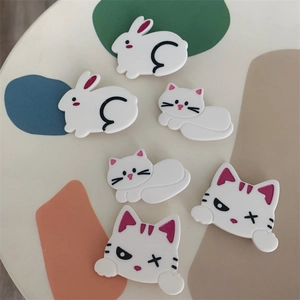 Vue détaillée de six jolies pinces à cheveux en acétate avec motifs de lapin et de chat