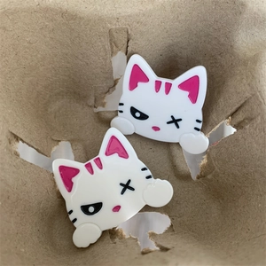 Détail de deux jolies pinces à cheveux chat en acétate blanc avec oreilles roses