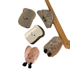 Set di 5 mollette per capelli a forma di pane cartoon con sorrisi in beige e marrone