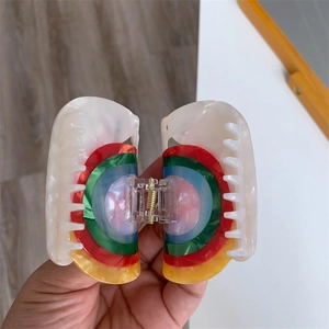 Détail de la pince à cheveux créative en forme d'escargot avec motif arc-en-ciel coloré
