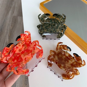 Trois pinces à cheveux en forme de crabe aux textures marbre, vert et écaille de tortue