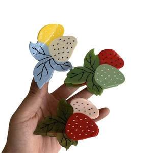 Trois pinces à cheveux en forme de fraise en acétate avec feuilles vertes et fini brillant