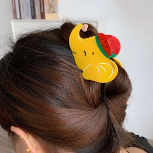 Gros plan détaillé sur la pince à cheveux éléphant jaune mignonne avec motif pastèque coloré