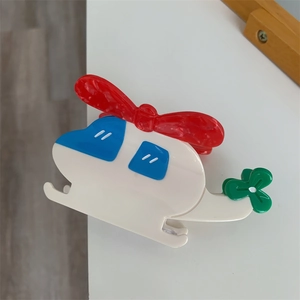 Détail d'une pince à cheveux hélicoptère mignonne en acétate avec motifs épissés