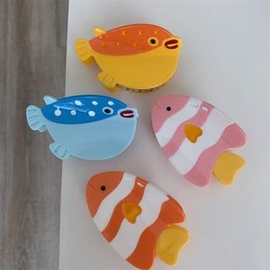 Lot de quatre pinces à cheveux colorées en acétate en forme de poissons tropicaux mignons