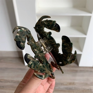 Détail de la pince à cheveux crabe avec motif marbré écaille de tortue vert foncé