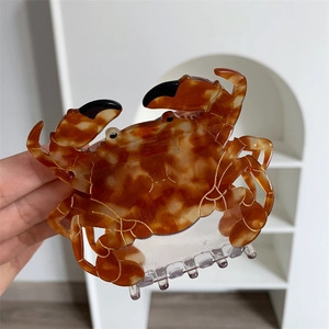 Détail de la pince à cheveux crabe créative avec motif écaille de tortue et lignes dorées