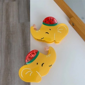 Détail de la pince à cheveux éléphant jaune avec accent pastèque et fini en acétate